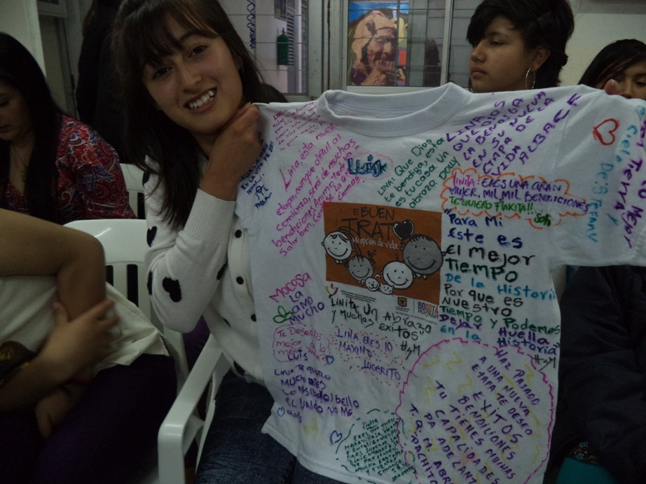 Foto de mujer mostrando una prenda de vestir con mensajes